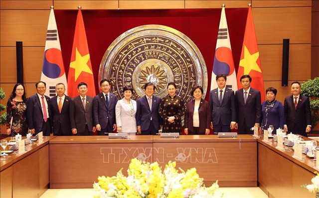 Chủ tịch Quốc hội Nguyễn Thị Kim Ngân đón, hội đàm với Chủ tịch Quốc hội Hàn Quốc - Ảnh 2. Chủ tịch Quốc hội Nguyễn Thị Kim Ngân đón, hội đàm với Chủ tịch Quốc hội Hàn Quốc - Ảnh 2.