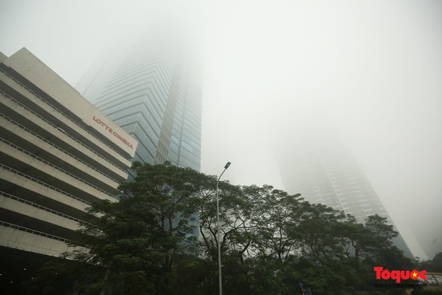 Sương mù dày đặc bao trùm Thủ đô Hà Nội - Ảnh 5.