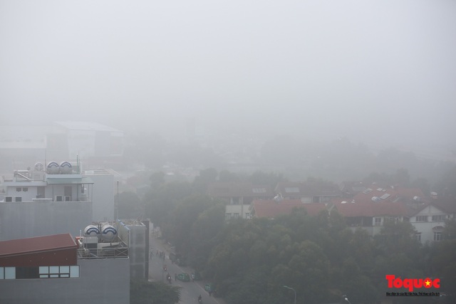 Sương mù dày đặc bao trùm Thủ đô Hà Nội - Ảnh 12.