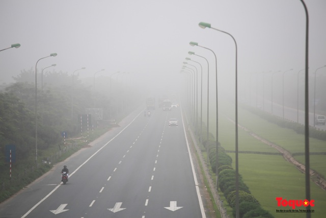 Sương mù dày đặc bao trùm Thủ đô Hà Nội - Ảnh 11.