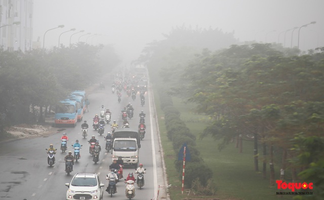 Sương mù dày đặc bao trùm Thủ đô Hà Nội - Ảnh 10.