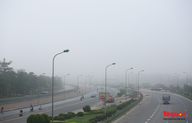 Sương mù dày đặc bao trùm Thủ đô Hà Nội - Ảnh 9.