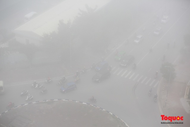 Sương mù dày đặc bao trùm Thủ đô Hà Nội - Ảnh 8.