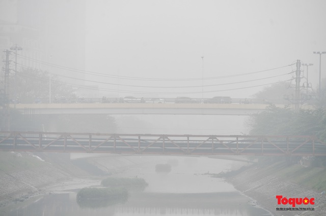 Sương mù dày đặc bao trùm Thủ đô Hà Nội - Ảnh 7.