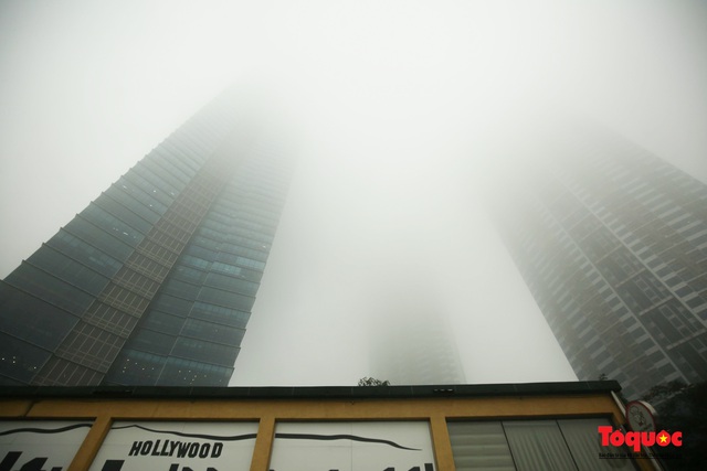 Sương mù dày đặc bao trùm Thủ đô Hà Nội - Ảnh 6.