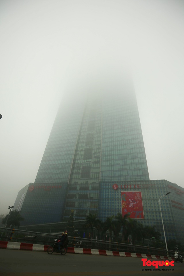 Sương mù dày đặc bao trùm Thủ đô Hà Nội - Ảnh 4.
