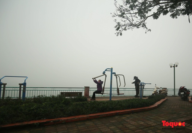 Sương mù dày đặc bao trùm Thủ đô Hà Nội - Ảnh 3.