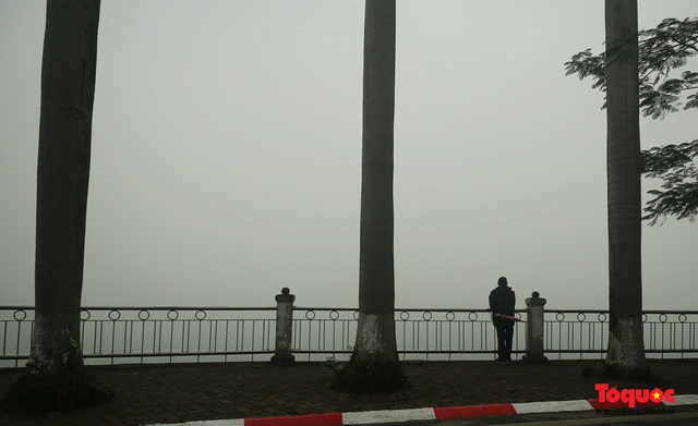 Sương mù dày đặc bao trùm Thủ đô Hà Nội - Ảnh 2.