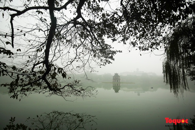 Sương mù dày đặc bao trùm Thủ đô Hà Nội - Ảnh 13.