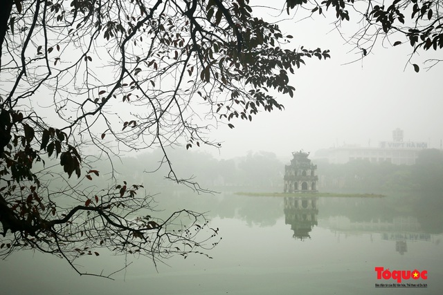 Sương mù dày đặc bao trùm Thủ đô Hà Nội - Ảnh 1.