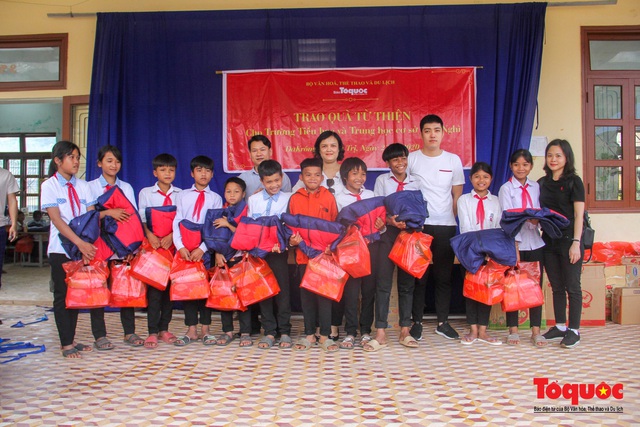 Báo điện tử Tổ Quốc tặng quà cho học sinh vùng lũ Quảng Trị - Ảnh 2. Báo điện tử Tổ Quốc tặng quà cho học sinh vùng lũ Quảng Trị - Ảnh 2.