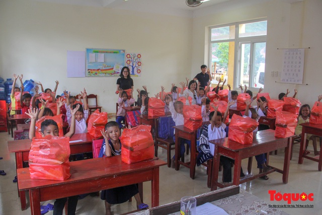 Báo điện tử Tổ Quốc tặng quà cho học sinh vùng lũ Quảng Trị - Ảnh 4.