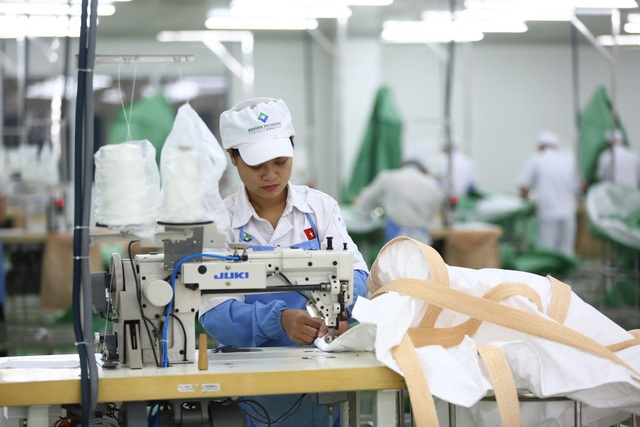 Sửa Nghị định tuyển dụng lao động làm việc tại các tổ chức nước ngoài tại Việt Nam: &quot;Chung sức&quot; cải thiện môi trường đầu tư kinh doanh - Ảnh 1.