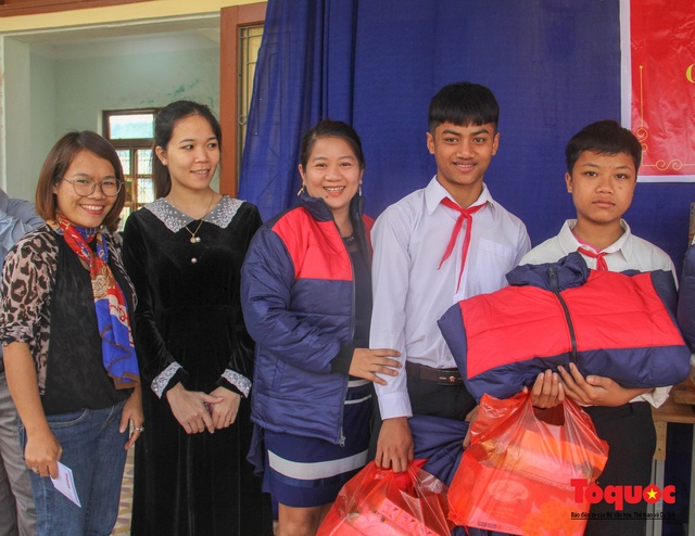 Báo điện tử Tổ Quốc tặng quà cho học sinh vùng lũ Quảng Trị - Ảnh 9.