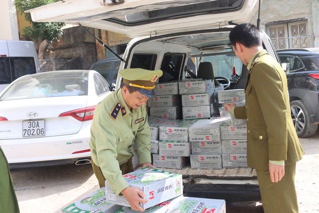 Ngăn chặn 6.550 túi chân gà tẩm ướp gia vị cùng 950 lon bia Liquan nhập lậu - Ảnh 1.