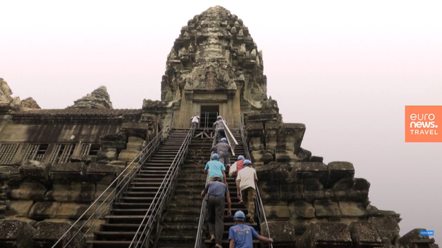 Những &quot;người nhện&quot; mạo hiểm tính mạng vì Angkor Wat - Ảnh 1.