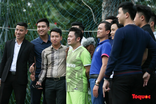 Nghệ sỹ, cầu thủ tham gia trận bóng vận động ủng hộ đồng bào miền Trung - Ảnh 14.
