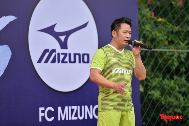 Nghệ sỹ, cầu thủ tham gia trận bóng vận động ủng hộ đồng bào miền Trung - Ảnh 2.
