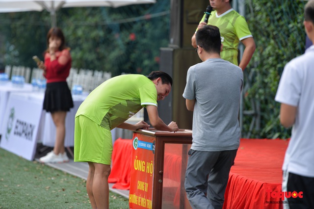 Nghệ sỹ, cầu thủ tham gia trận bóng vận động ủng hộ đồng bào miền Trung - Ảnh 3.