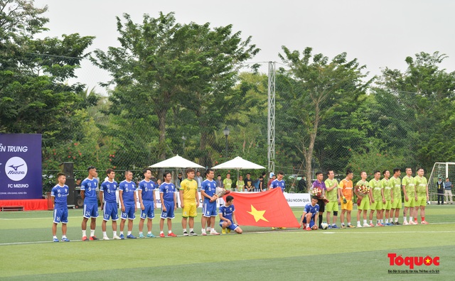 Nghệ sỹ, cầu thủ tham gia trận bóng vận động ủng hộ đồng bào miền Trung - Ảnh 1.