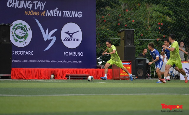 Nghệ sỹ, cầu thủ tham gia trận bóng vận động ủng hộ đồng bào miền Trung - Ảnh 11.