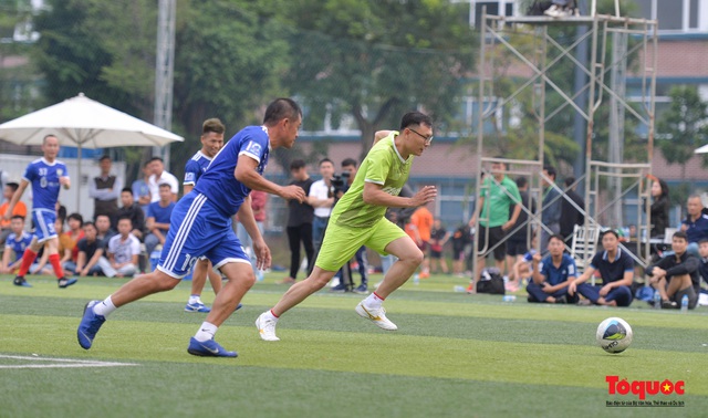 Nghệ sỹ, cầu thủ tham gia trận bóng vận động ủng hộ đồng bào miền Trung - Ảnh 8.