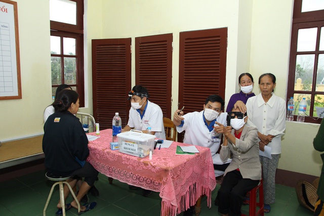 Khám, cấp thuốc miễn phí cho người dân bị ảnh hưởng do mưa lũ tại Thừa Thiên Huế - Ảnh 2.