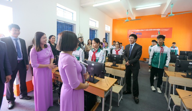 PTI bàn giao phòng học Tiếng Anh đa năng và trao tặng thiết bị giảng dạy tại Ninh Bình - Ảnh 10.
