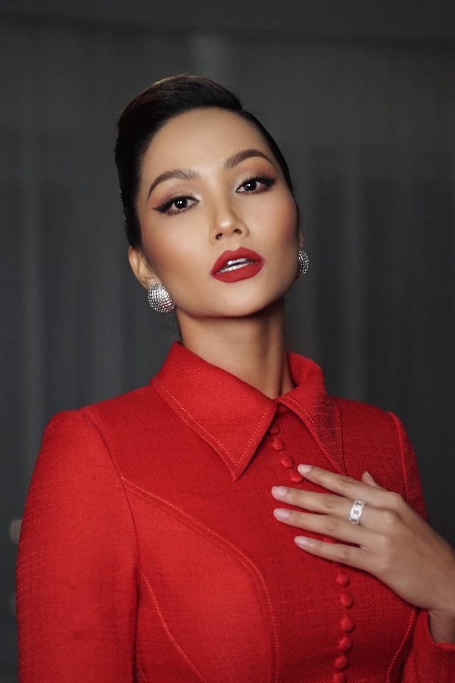 H'Hen Niê tự nhận là "cô" khi đứng cạnh cầu thủ Quang Hải - Ảnh 2. H'Hen Niê tự nhận là "cô" khi đứng cạnh cầu thủ Quang Hải - Ảnh 2.
