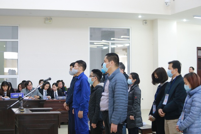 Hình ảnh cựu giám đốc CDC Hà Nội Nguyễn Nhật Cảm tại tòa xét xử vụ &quot;thổi&quot; giá thiết bị xét nghiệm COVID-19 - Ảnh 7.