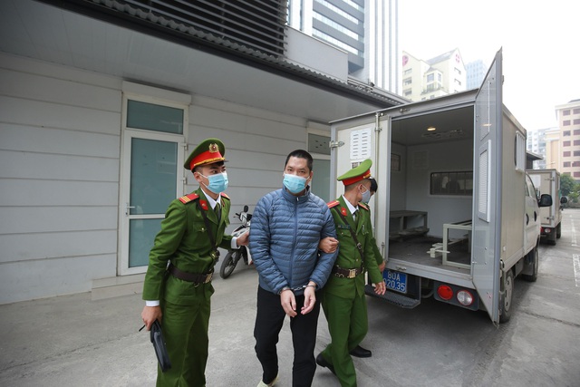Hình ảnh cựu giám đốc CDC Hà Nội Nguyễn Nhật Cảm tại tòa xét xử vụ &quot;thổi&quot; giá thiết bị xét nghiệm COVID-19 - Ảnh 1.