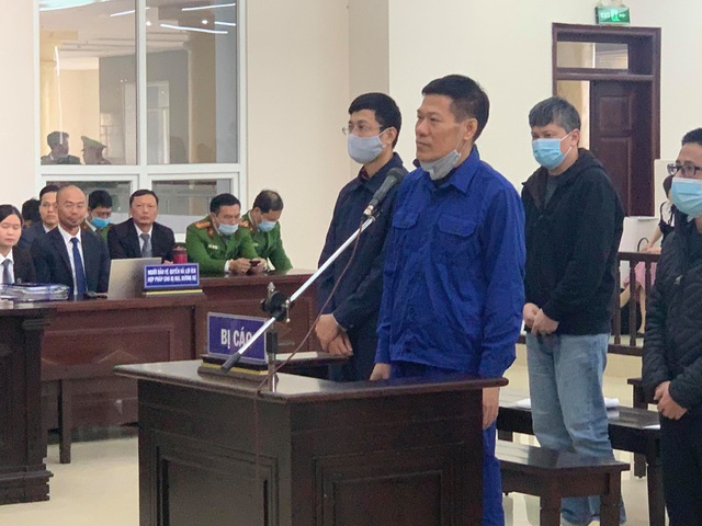 Hình ảnh cựu giám đốc CDC Hà Nội Nguyễn Nhật Cảm tại tòa xét xử vụ &quot;thổi&quot; giá thiết bị xét nghiệm COVID-19 - Ảnh 6.