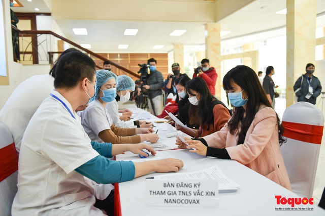 Chùm ảnh:Nhiều  tình nguyện sẵng sàng đăng ký tiêm thử nghiệm vaccine COVID-19 &quot;Made in Việt Nam&quot; - Ảnh 2.