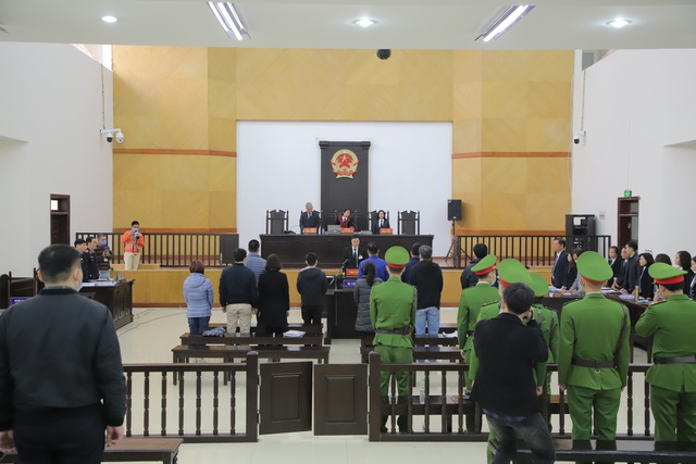 Hình ảnh cựu giám đốc CDC Hà Nội Nguyễn Nhật Cảm tại tòa xét xử vụ &quot;thổi&quot; giá thiết bị xét nghiệm COVID-19 - Ảnh 5.