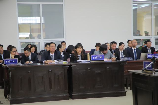 Hình ảnh cựu giám đốc CDC Hà Nội Nguyễn Nhật Cảm tại tòa xét xử vụ &quot;thổi&quot; giá thiết bị xét nghiệm COVID-19 - Ảnh 9.