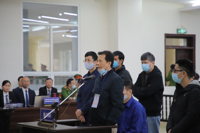 Hình ảnh cựu giám đốc CDC Hà Nội Nguyễn Nhật Cảm tại tòa xét xử vụ &quot;thổi&quot; giá thiết bị xét nghiệm COVID-19 - Ảnh 8.