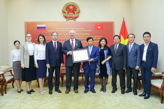 Trao Kỷ niệm chương Vì sự nghiệp VHTTDL cho Đại sứ Nga tại Việt Nam - Ảnh 3.