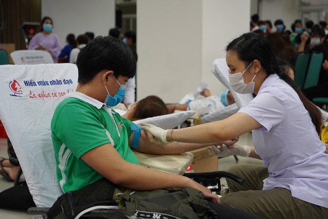 Hàng trăm sinh viên hiến máu tình nguyện, tặng hàng ngàn cuốn vở và bút cho học sinh vùng sạt lở do mưa lớn - Ảnh 1.