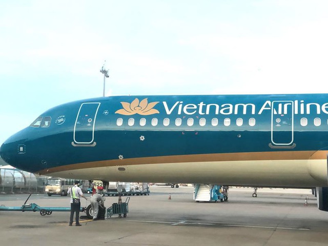 Vietnam Airlines xin lỗi vì để tiếp viên không tuân thủ quy định về cách ly - Ảnh 1.