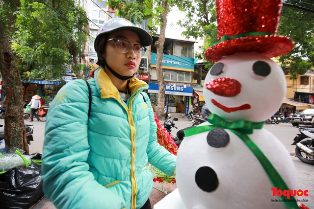 Mục sở thị xưởng sản xuất “người tuyết Noel” ở Hà Nội - Ảnh 13.