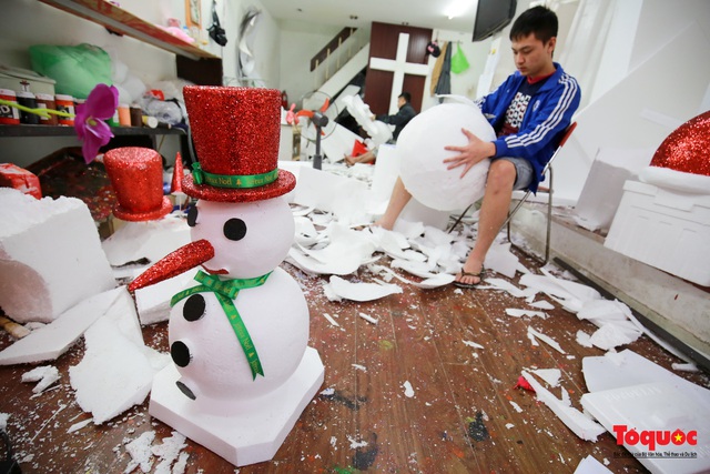Mục sở thị xưởng sản xuất “người tuyết Noel” ở Hà Nội - Ảnh 2.