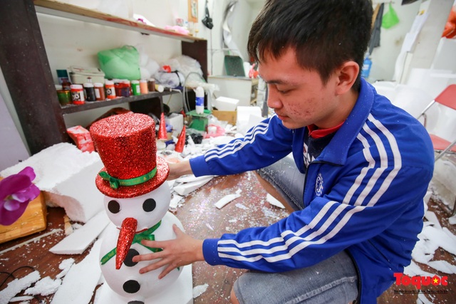 Mục sở thị xưởng sản xuất “người tuyết Noel” ở Hà Nội - Ảnh 7.