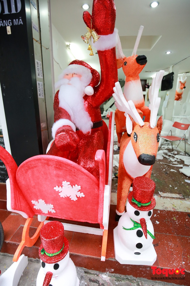 Mục sở thị xưởng sản xuất “người tuyết Noel” ở Hà Nội - Ảnh 8.