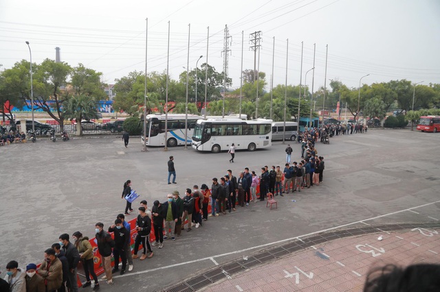 Người hâm mộ Phú Thọ xếp hàng dài chờ mua vé xem trận đấu giữa tuyển Việt Nam - U22 Việt Nam - Ảnh 1.