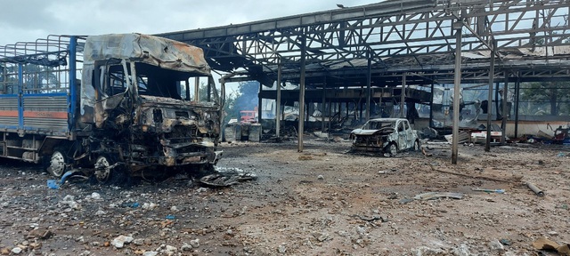 Cháy nổ lớn tại khu vực biên giới Việt Nam - Lào, nhiều người thương vong - Ảnh 3.