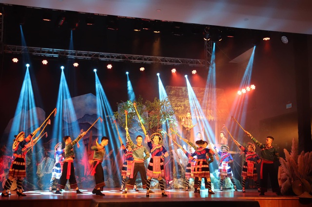 Đêm huyền diệu của Nhà hát Ca múa nhạc dân gian Việt Bắc - Ảnh 3.
