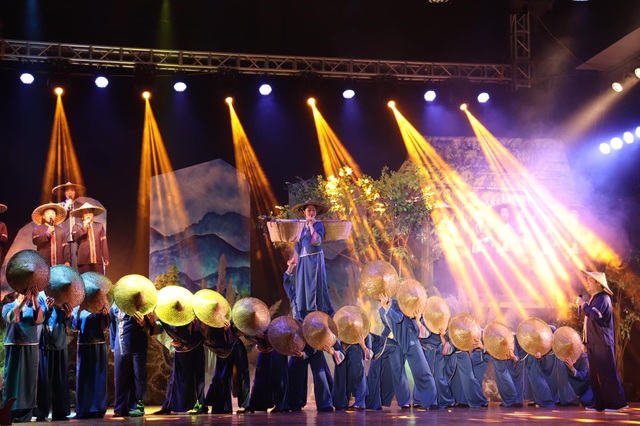 Đêm huyền diệu của Nhà hát Ca múa nhạc dân gian Việt Bắc - Ảnh 2.