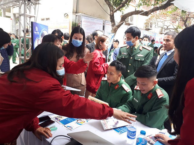 Nhiều bộ đội chuẩn bị xuất ngũ của Hà Nội được tuyển dụng ngay tại phiên giao dịch việc làm - Ảnh 2. Nhiều bộ đội chuẩn bị xuất ngũ của Hà Nội được tuyển dụng ngay tại phiên giao dịch việc làm - Ảnh 2.
