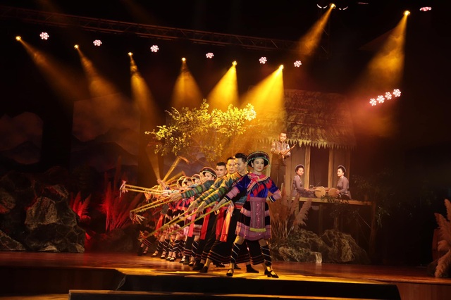 Đêm huyền diệu của Nhà hát Ca múa nhạc dân gian Việt Bắc - Ảnh 1.