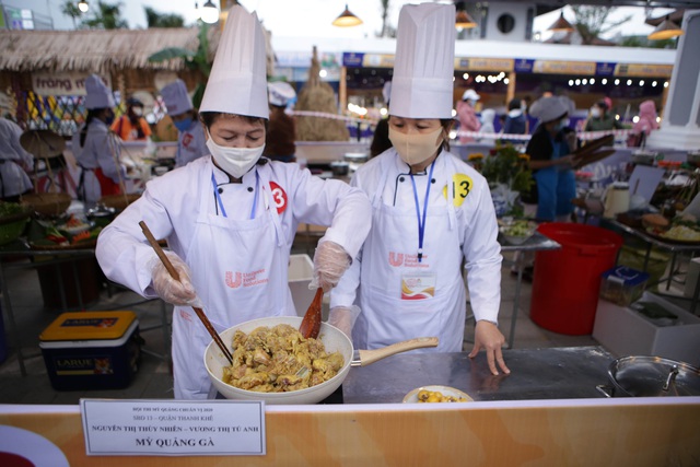 Du khách thích thú khi chứng kiến cách chế biến món ăn Mỳ Quảng  - Ảnh 5.